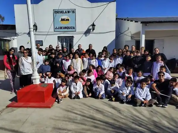 La Banda Municipal “Bruno Alarcón” se presentó en Médanos invitada por la Escuela N° 15