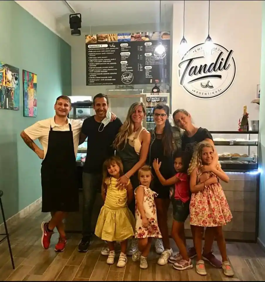 Tandilenses residiendo en Alghero comenzaron un emprendimiento de empanadas