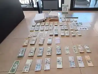 Durante el allanamiento se secuestraron pesos, dólares y euros.