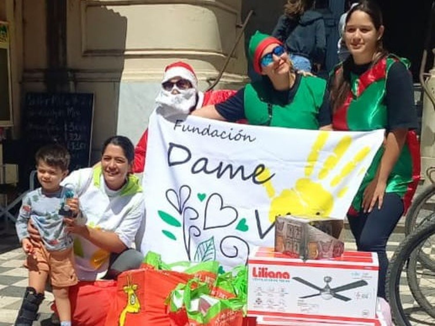 El Hospital Centenario recibió la donación de dos ventiladores para pediatría y juguetes para los niños