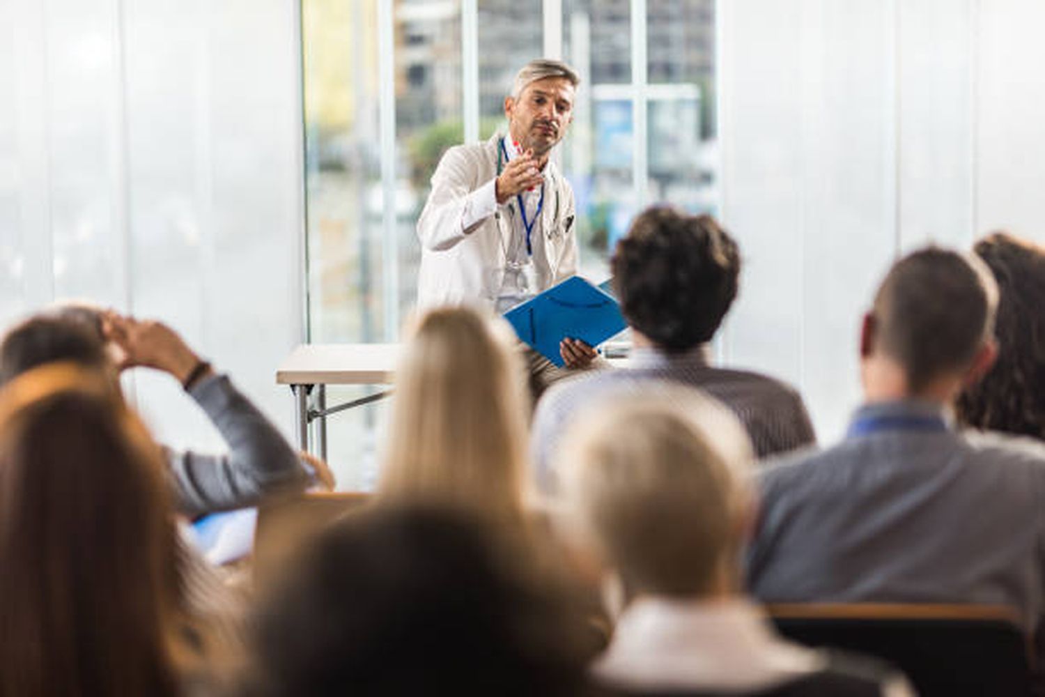 Médicos colombianos y venezolanos lideran solicitudes de formación en España