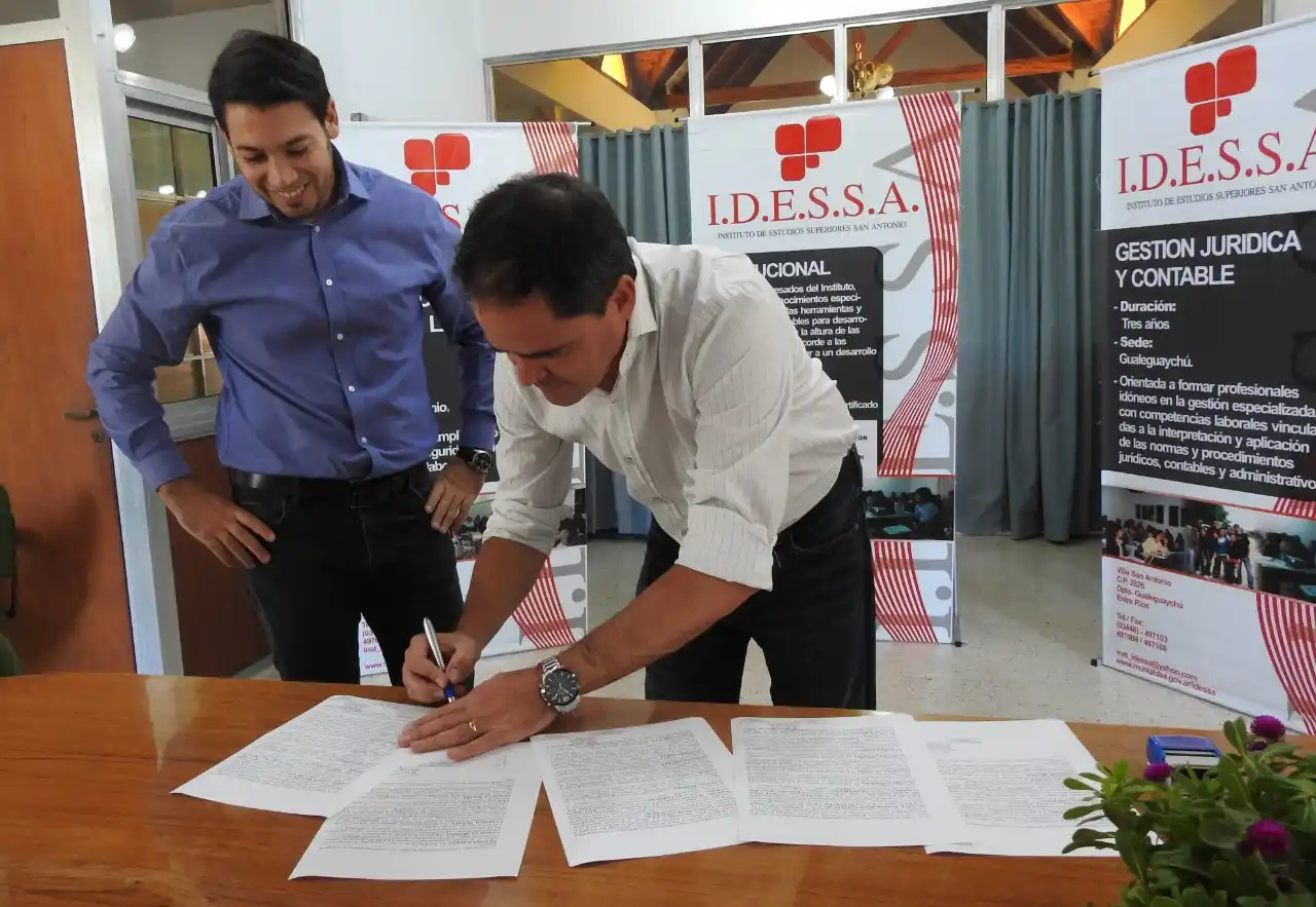 Continúa con el programa de becas para estudiantes de carreras universitarias