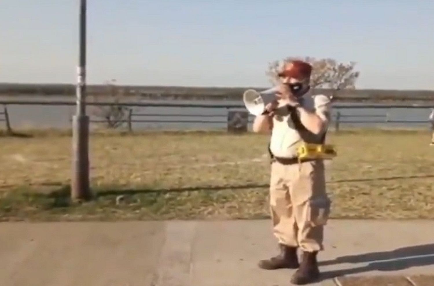 Video: a puro humor un agente de la GUM controló el cumplimiento de las medidas y se volvió viral