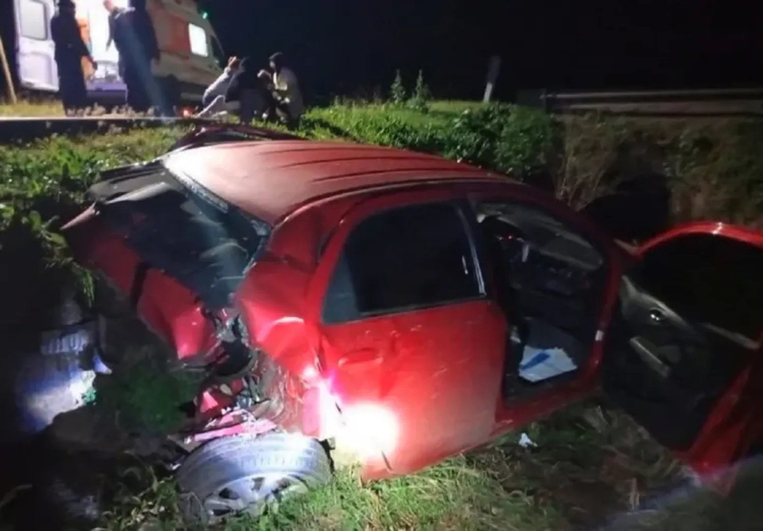 Un joven volvía de una cena con amigos, despistó en la Ruta 20 y terminó hospitalizado