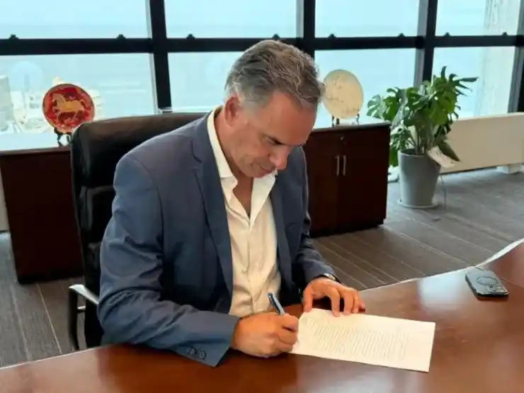 El presidente de Uruguay, Yamandú Orsi, al firmar el decreto que regula la eutanasia.