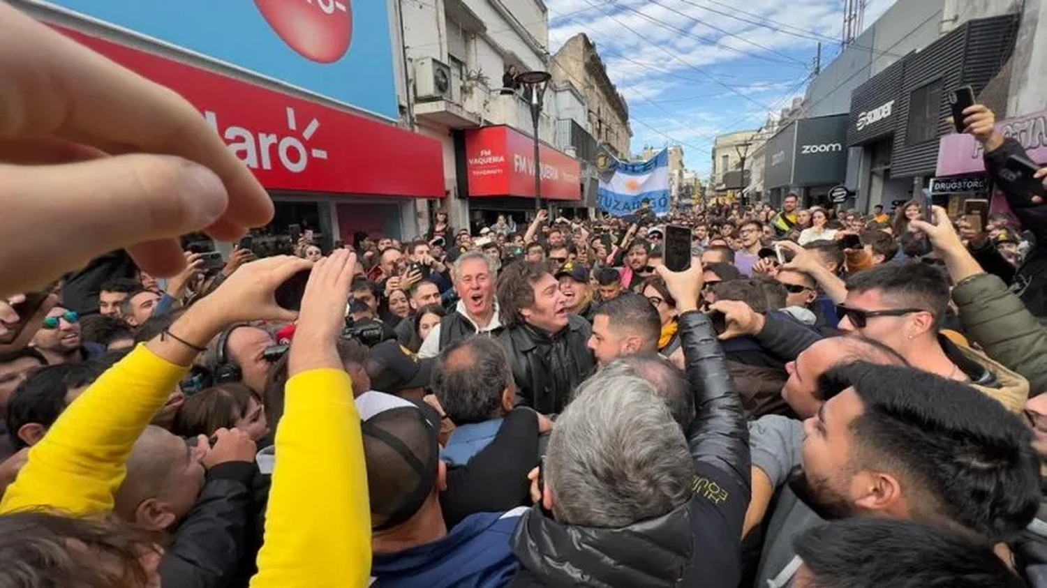 Javier Milei en Paraná: multitudinaria caminata por la Peatonal