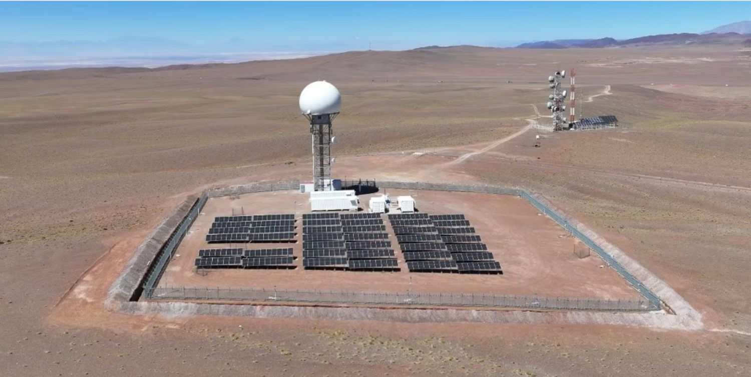 Primera en el mundo: inauguran en Chile estación de radar de control de tráfico aéreo 100% solar