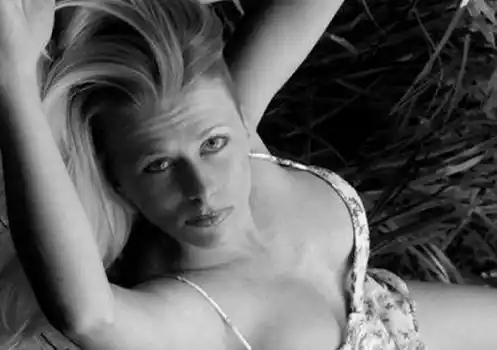 Una fotógrafa fue detenida por violar a tres jugadores de fútbol