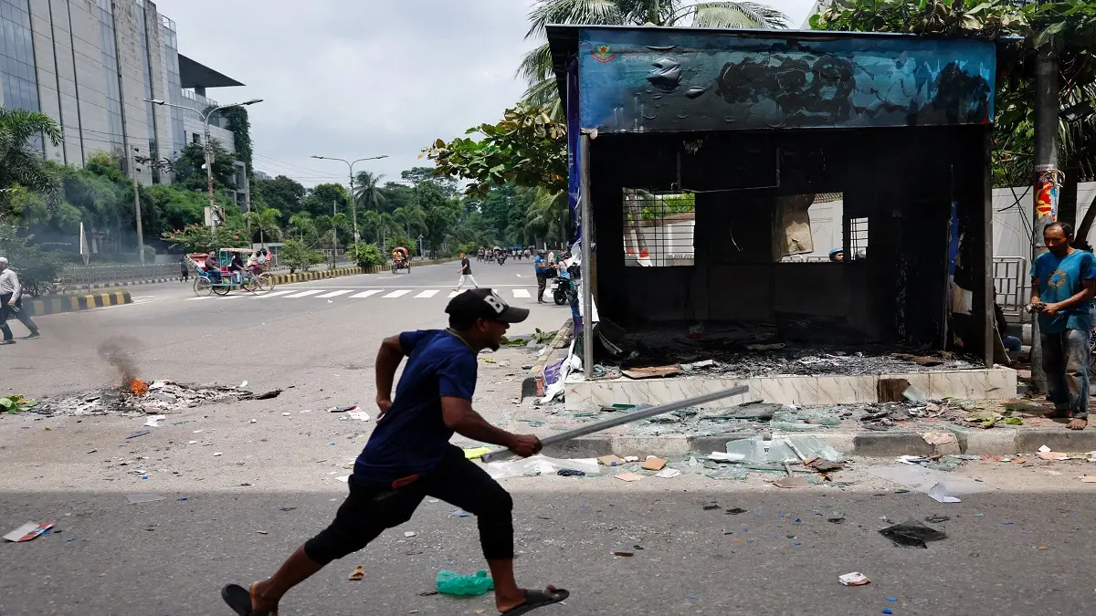 CRISIS EN BANGLADÉS: huye la primera ministra y las revueltas dejan decenas de muertos