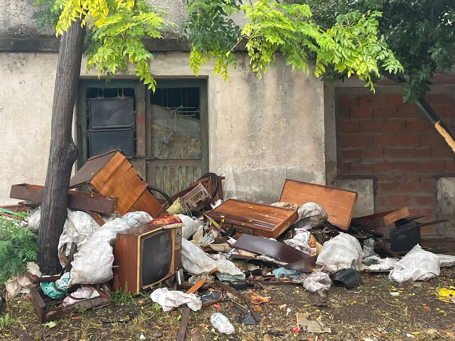 Vecinos reclaman por basura tirada en plena vereda en Joaquín V. González