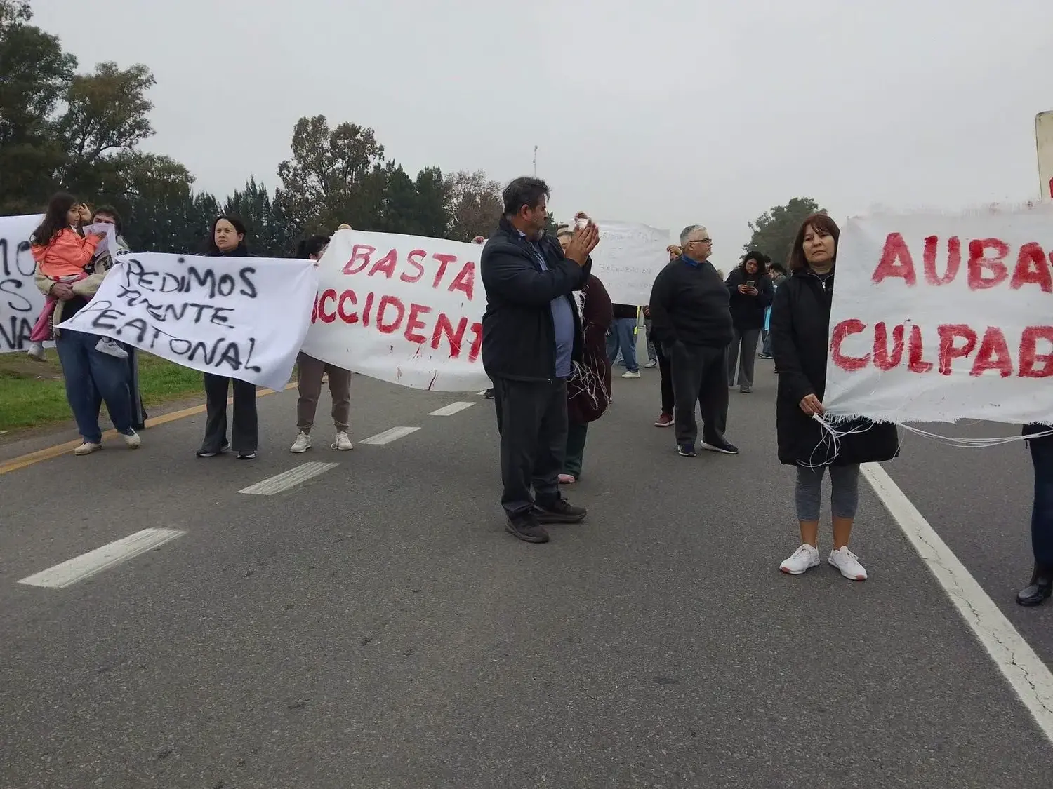 Tras la muerte de Luisina en Ruta 2, vecinos de El Peligro cortaron el tránsito y reclamaron un puente peatonal