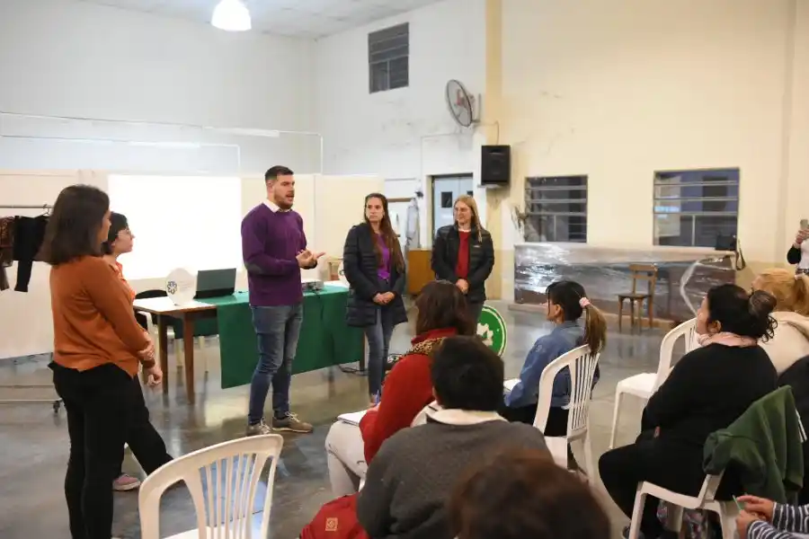 Inició el curso de reciclado y customización de ropa