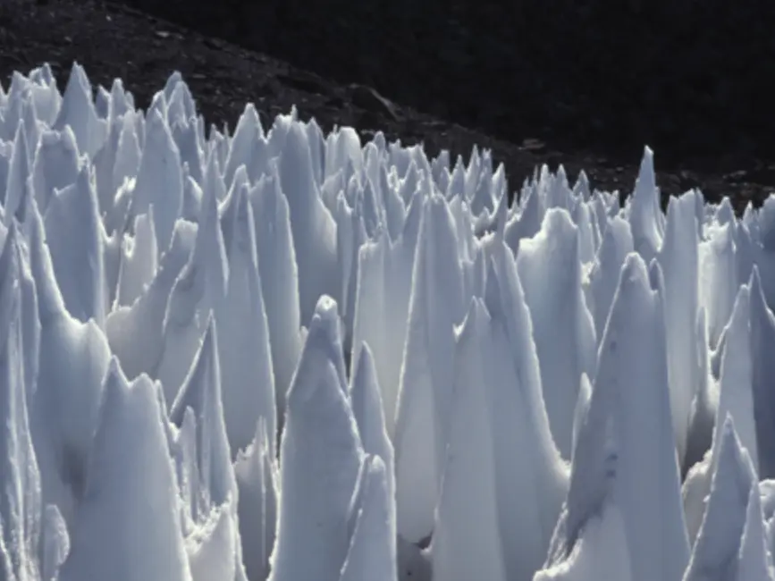 ¿Qué son las nieves penitentes? Las extrañas formaciones de hielo que desafían la lógica en la Tierra