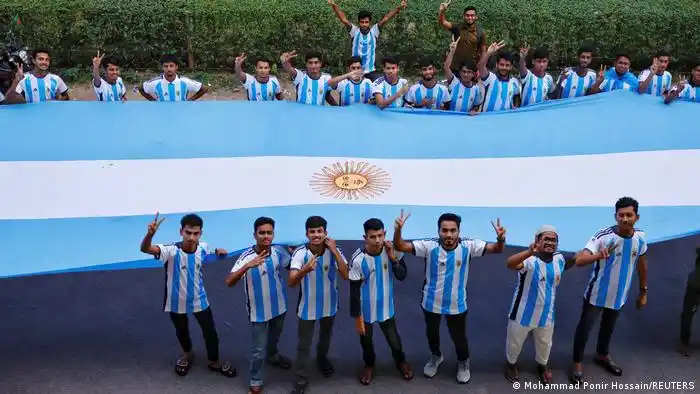 Afuera Polonia, adentro Bangladesh