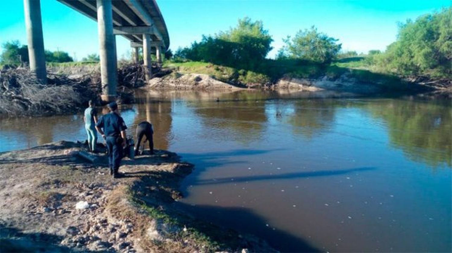 Hallaron ahogado al hombre que se tiró al arroyo Feliciano para rescatar a su hijo