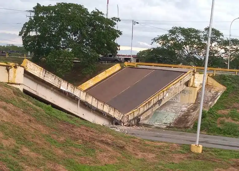 Se derrumba el puente Anaco en Anzoátegui