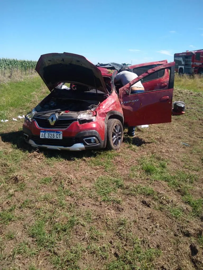 Quedaron atrapados en un auto tras un vuelco en la ruta 228