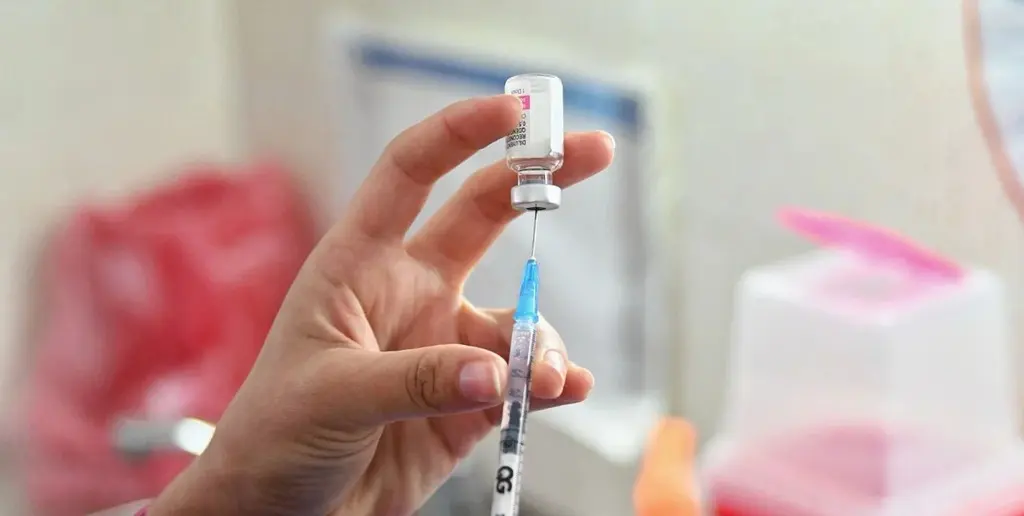 La vacunación antigripal en grupos de riesgo es fundamental para prevenir casos graves.