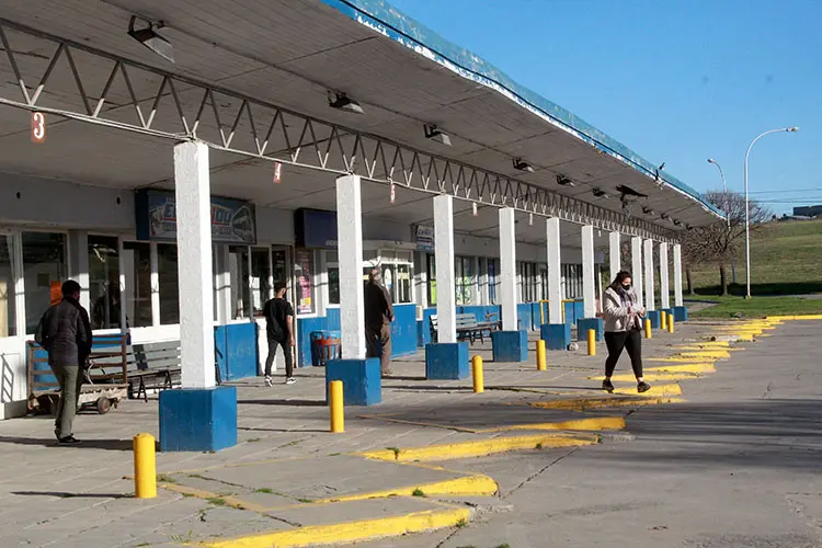 Terminal de ómnibus abandonada de madrugada