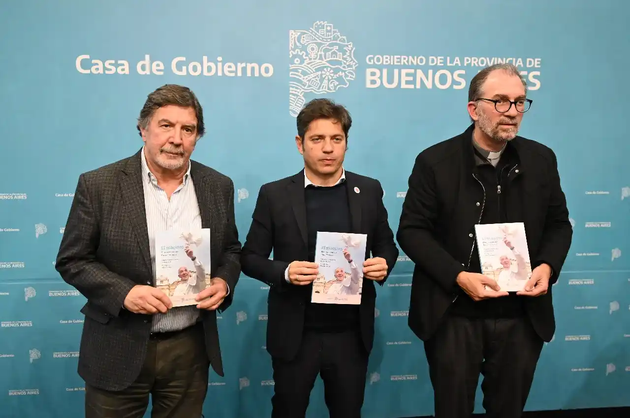 Kicillof presentó un libro sobre el Papa Francisco y lo vinculó con el rechazo al ajuste educativo del Gobierno nacional