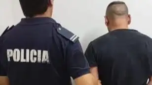 Durante el traslado en el móvil policial, el hombre continuó con su actitud violenta y provocó daños en el interior del vehículo, generando la rotura de uno de los paneles.