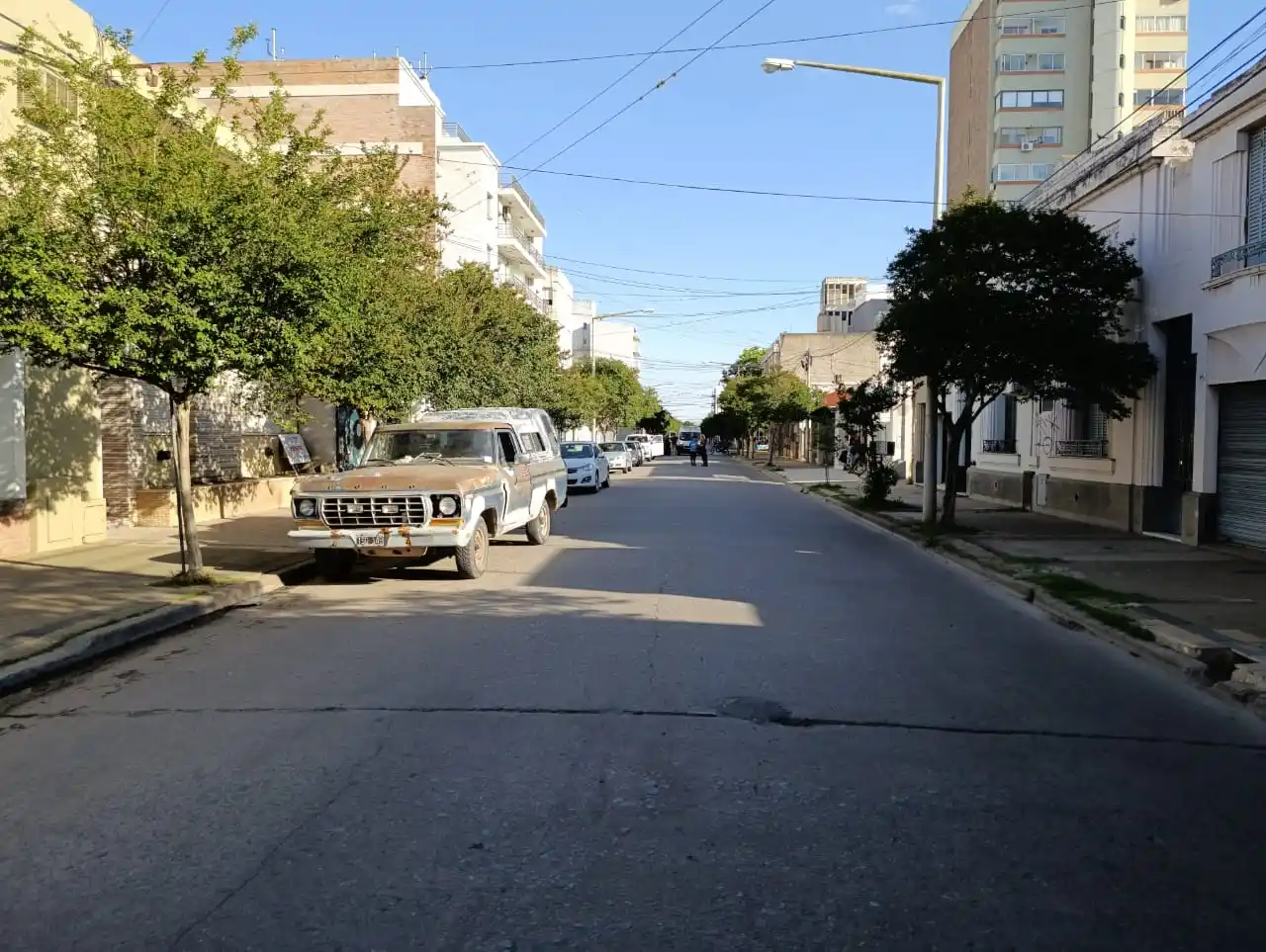 Una F100 chocó a un peatón y embistió dos vehículos más. Crédito: Bomberos de Venado Tuerto.