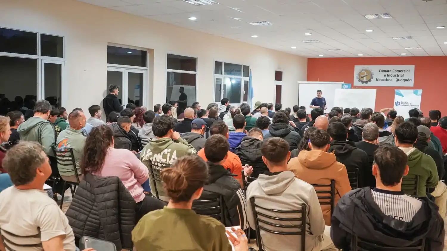 Mariano González. El presidente de la Cámara Comercial, estuvo a cargo de la primera clase