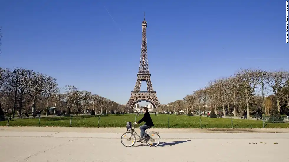 La Torre Eiffel “crece” seis metros