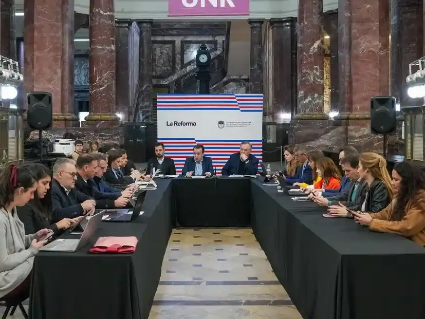 La parte dogmática y la orgánica de la reforma se ordenan en el acto final de la Redactora. Se trata de armonizar el texto de 1962 con los profundos cambios de "la nueva Constitución del '25" como ahora llaman a su obra los convencionales.