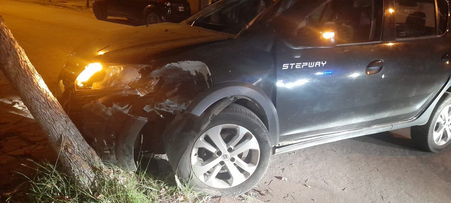 El automóvil Renault Sandero era conducido por un joven de 19 años