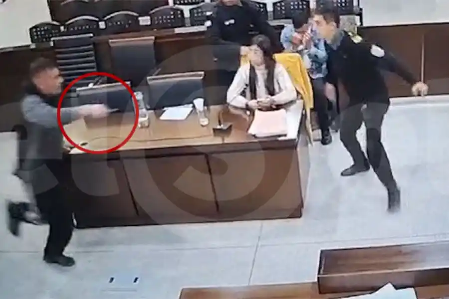 Impactante video del momento en el que un preso quiso matar a la fiscal en pleno juicio