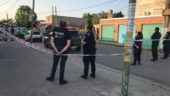 Motín en una comisaría en Florencio Varela: al menos 45 presos tienen a un policía de rehén