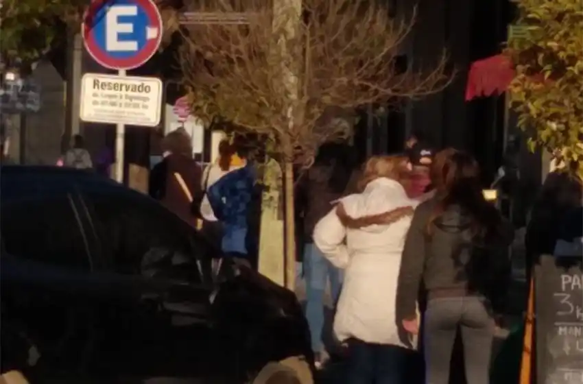 Video: descontrol en un banco de Constitución, la peor foto de la cuarentena