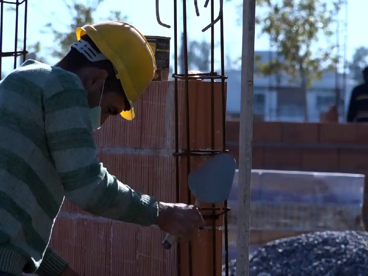Por mes, casi 60 personas que quedaron sin empleo piden trabajar en obras