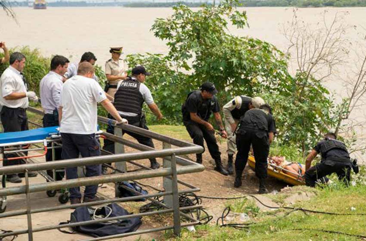 Un pescador cayó al río y fue rescatado por bomberos