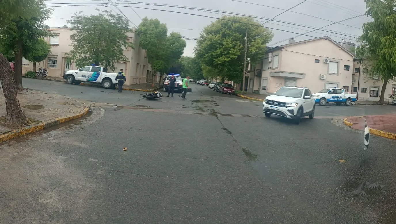 Hospitalizaron a un joven motociclista tras sufrir un accidente