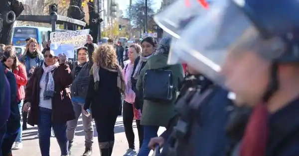 La Plata: Manteros marcharon a la Municipalidad contra el desalojo que sufrieron en Plaza Moreno