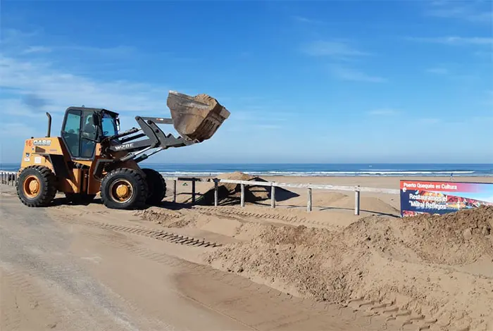 Limpieza de arena en la Escollera Sur para garantizar el tránsito peatonal