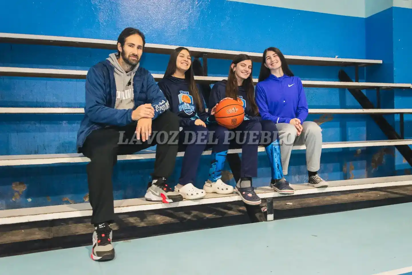 El entrenador del equipo, Pablo Aymonino junto a tres de sus jugadoras, Aitana Zoquini, Jazmín Bianco y Pilar Aymonino