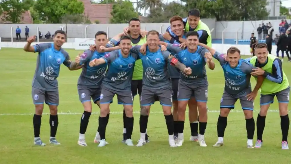 FOTO DIARIO LA MAÑANA Ciudad de Bolívar, con el exSantamarina Arnaldo González como capitán, está en la final por el ascenso.