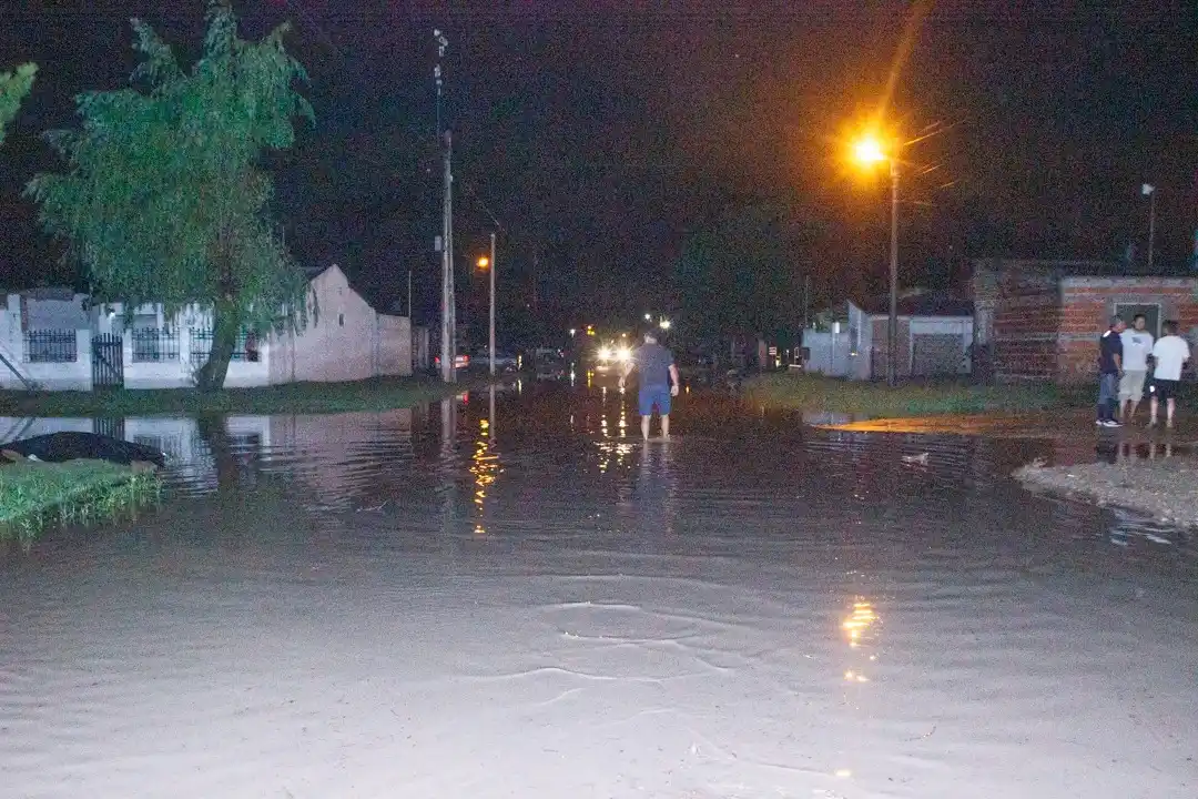 Pedido de vecinos por calles cubiertas de agua en el barrio Olimpo
