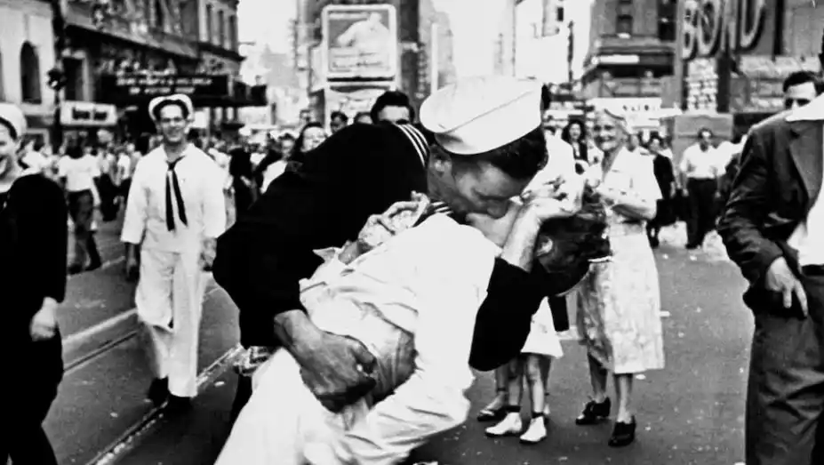 El beso de Times Square, la fotografía que dió vuelta al mundo tras el  final de la Segunda Guerra Mundial