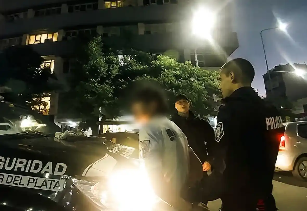 El violento sujeto fue detenido y trasladado a la Comisaría Primera.