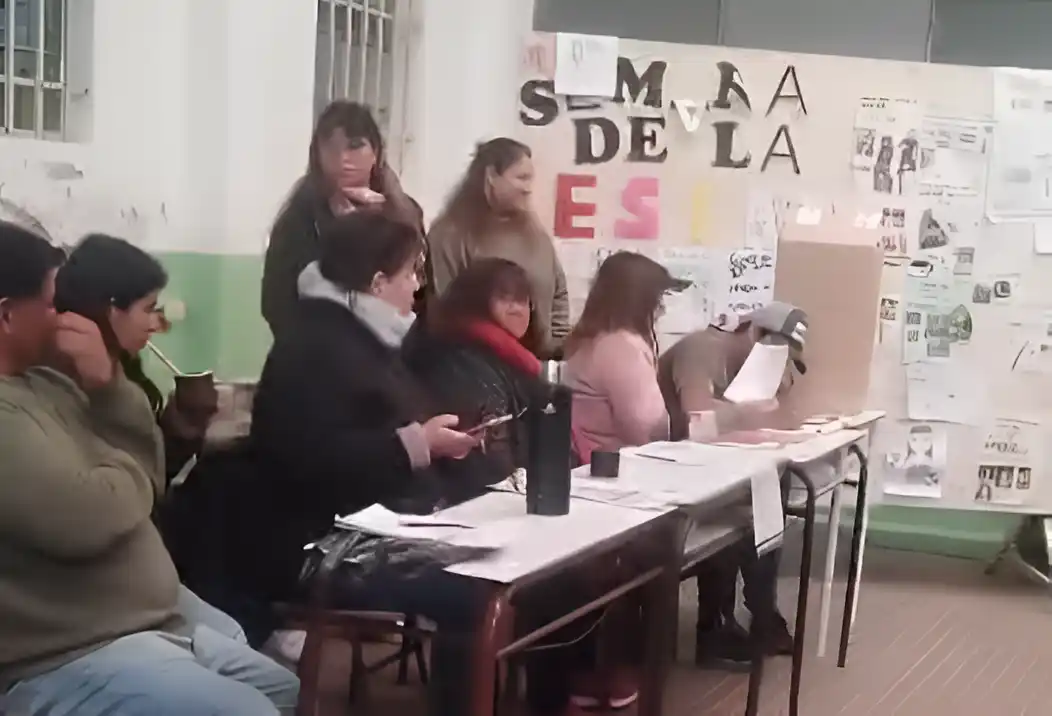 Una de las mesas de la escuela 26 de Santa Lucía.