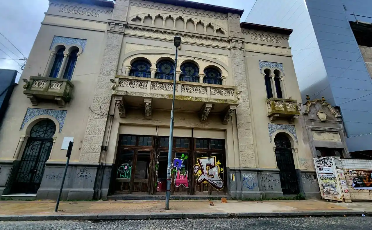 La lenta agonía del Teatro Cervantes: el abandono de una joya histórica que espera su restauración