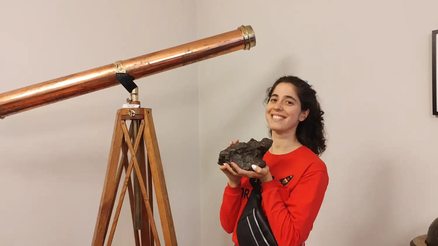 Milagros en el Astronomical Observatory Institute (Poznan, Polonia) con un pedacito del meteorito Morasko que cayó hace unos 5.000 años.