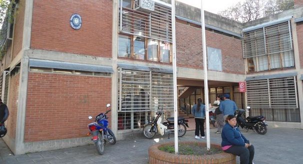 No pudo tramitar el DNI y rompió un vidrio del Registro Civil