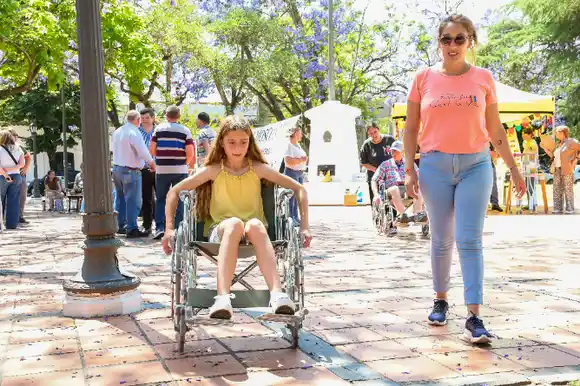 Experiencia de sensibilización en Chascomús por el Día de la Discapacidad: Vecinos transitaron la ciudad con barreras