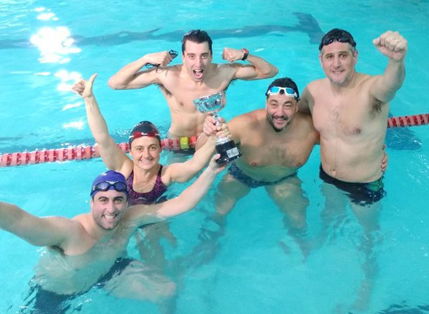 Tercer puesto para el equipo de nadadores master de Arenas