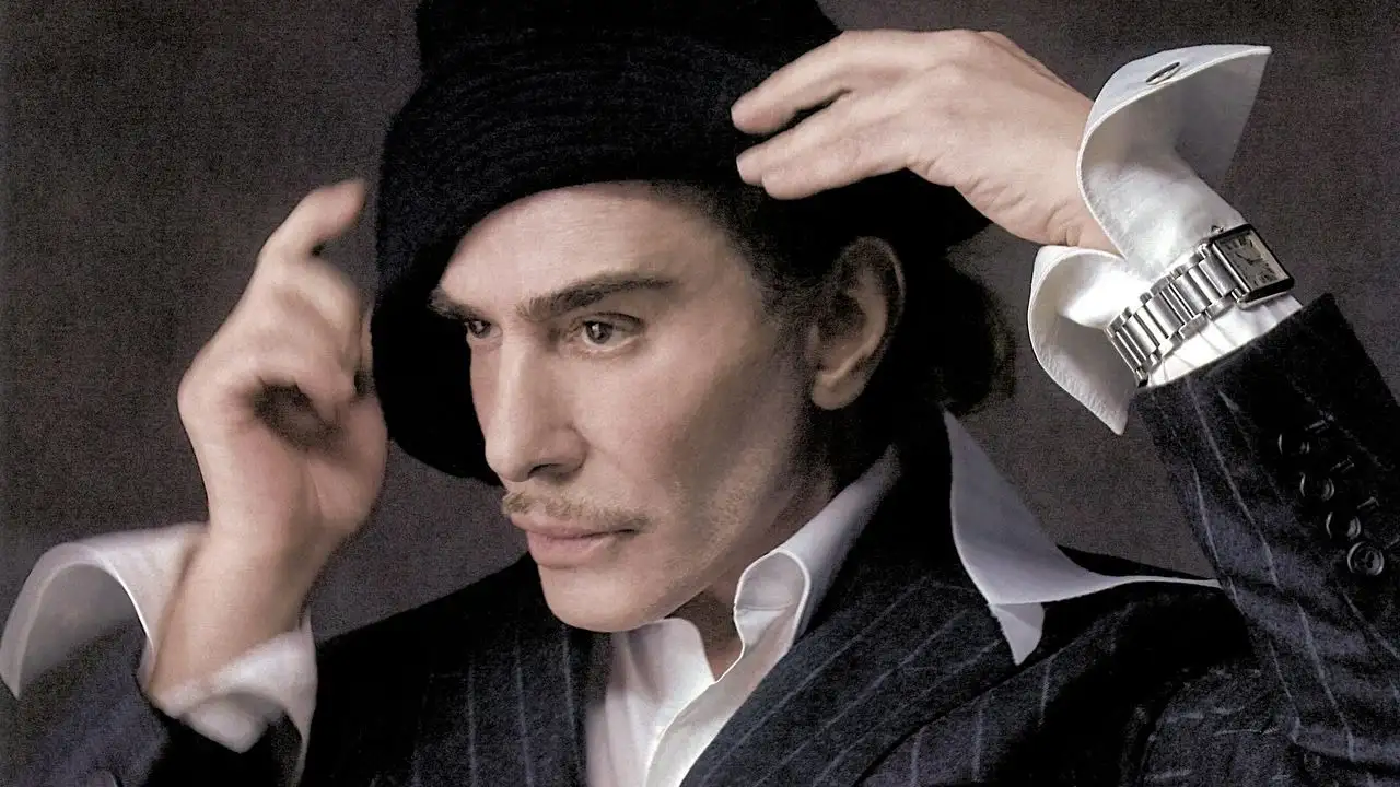 La alianza también representa el regreso de Galliano al centro de la escena tras un período de bajo perfil, luego de su salida de Maison Margiela en 2024.